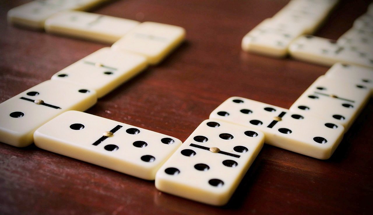 Trois jeux  pour compter avec des dominos 